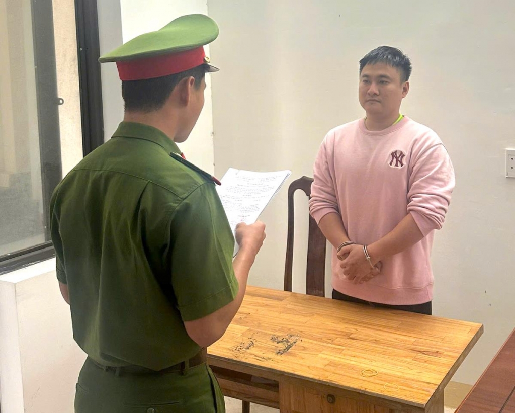 Lê Long Việt tại cơ quan công an.