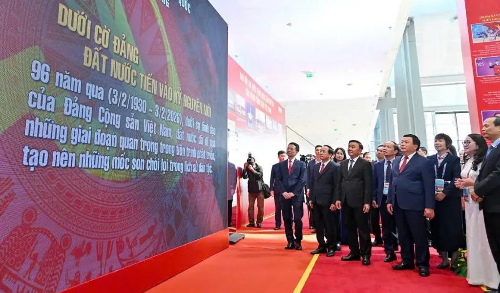 Các đồng chí lãnh đạo Đảng, Nhà nước tham quan Trưng bày ảnh “Dưới cờ Đảng - Đất nước tiến vào kỷ nguyên mới” tại Trung tâm Hội nghị Quốc gia, Hà Nội. Ảnh: Duy Linh