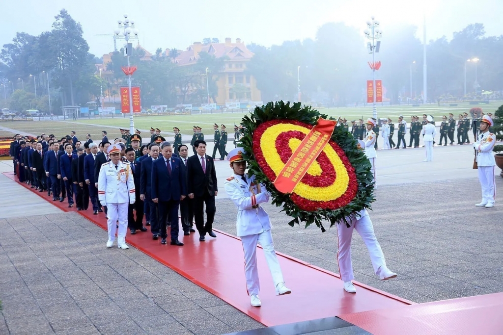 Đoàn đại biểu lãnh đạo Đảng, Nhà nước do Tổng Bí thư Tô Lâm dẫn đầu vào Lăng viếng Chủ tịch Hồ Chí Minh. Ảnh: TTXVN