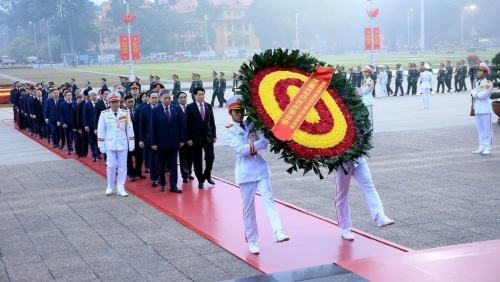 Các đại biểu dự Đại hội XIV vào Lăng viếng Chủ tịch Hồ Chí Minh, đặt hoa tại Đài tưởng niệm các Anh hùng liệt sĩ