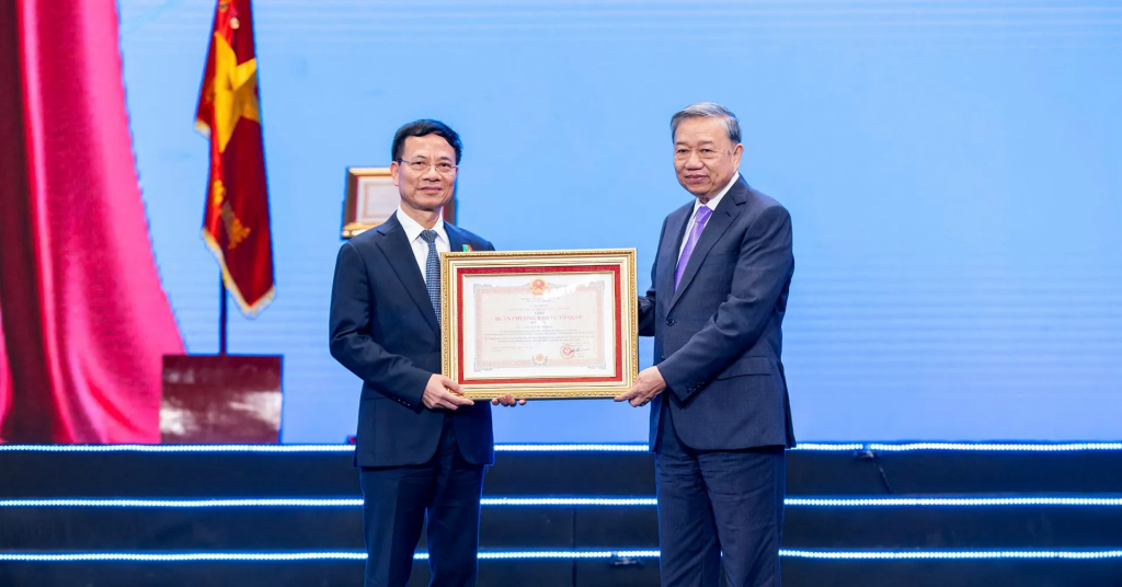 Tổng Bí thư Tô Lâm trao Huân chương Bảo vệ Tổ quốc hạng Nhất cho Bộ trưởng Nguyễn Mạnh Hùng. Ảnh: Hoàng Hà.