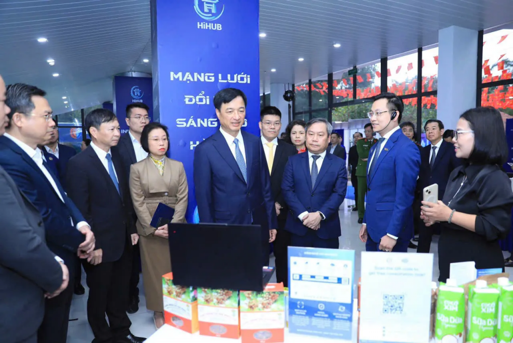 Bí thư Thành ủy Hà Nội Nguyễn Duy Ngọc và lãnh đạo thành phố Hà Nội tham quan triển lãm Mạng lưới đổi mới sáng tạo Hà Nội. Ảnh: Thanh Hải