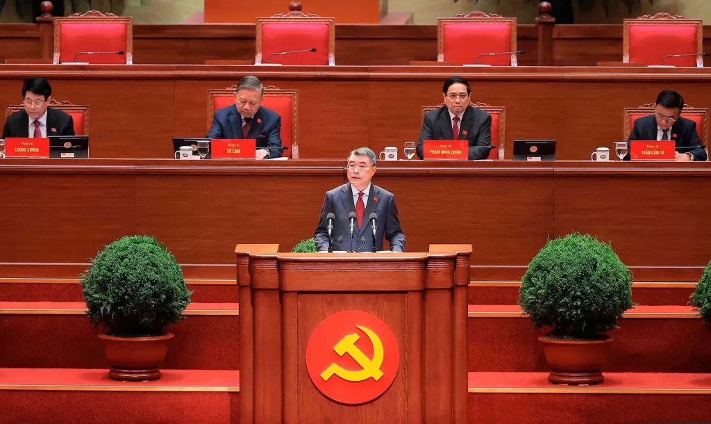 Ủy viên Bộ Chính trị, Bí thư Trung ương Đảng, Trưởng Ban Tổ chức Trung ương Lê Minh Hưng báo cáo tiếp thu ý kiến các đoàn đại biểu góp ý vào quy chế làm việc của Đại hội và toàn văn dự thảo Quy chế làm việc đã tiếp thu ý kiến các đoàn đại biểu. Ảnh: Trang thông tin Đại hội Đảng XIV