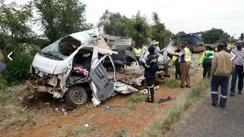 Xe đưa đón học sinh gặp nạn khiến 13 người tử vong