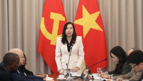 Thứ trưởng Lê Thị Thu Hằng tiếp đoàn phóng viên quốc tế đưa tin Đại hội Đảng