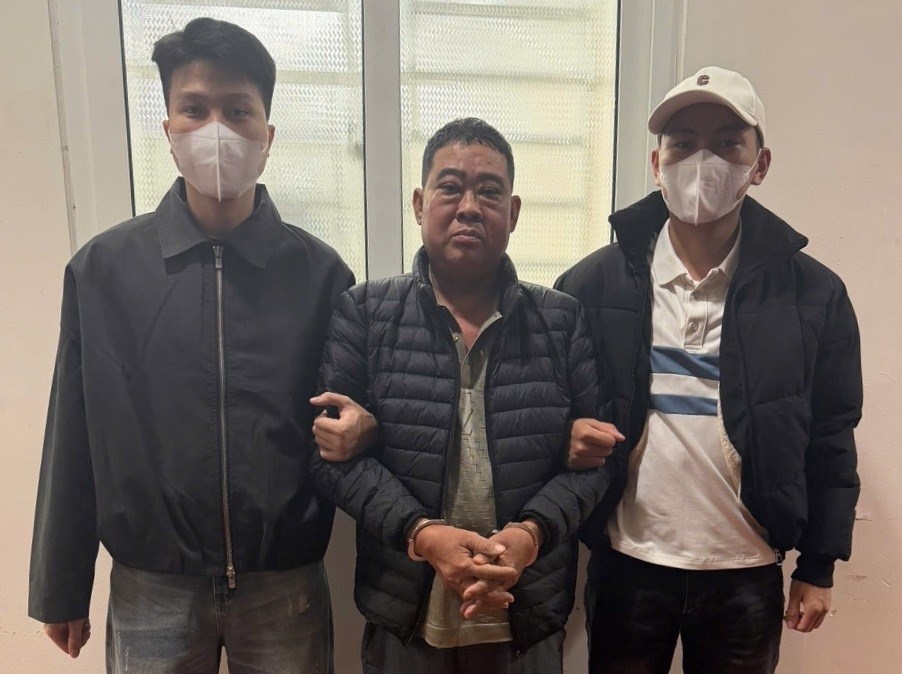 Công an phường Kiến An bắt giữ đối tượng Đinh Xuân Hoàng (giữa). Ảnh: CQCA