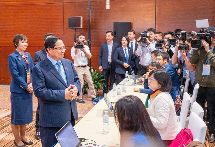 Thủ tướng Chính phủ Phạm Minh Chính thăm, động viên phóng viên tác nghiệp tại Đại hội XIV của Đảng