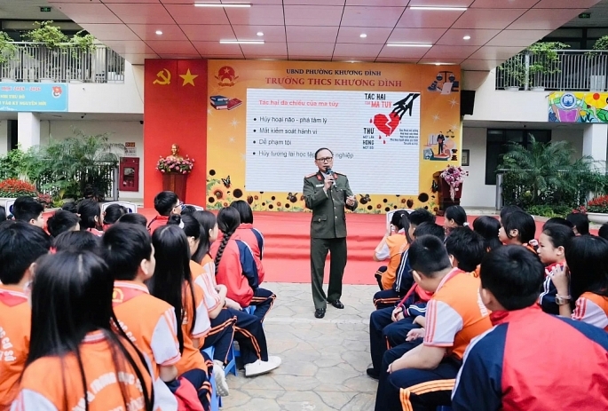 Thượng tá, Tiến sĩ Đào Trung Hiếu – Cục truyền thông CAND truyền đạt kiến thức cho các em học sinh TRường THCS Khương Đình. Ảnh C.A