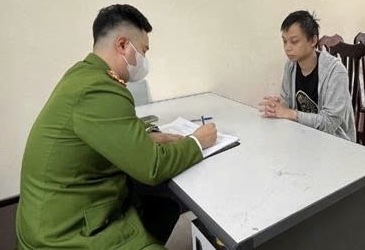 Đối tượng truy nã ra đầu thú. Ảnh: CQCA