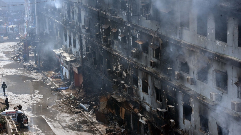 Cháy trung tâm thương mại trong đêm khiến 23 người đã tử vong