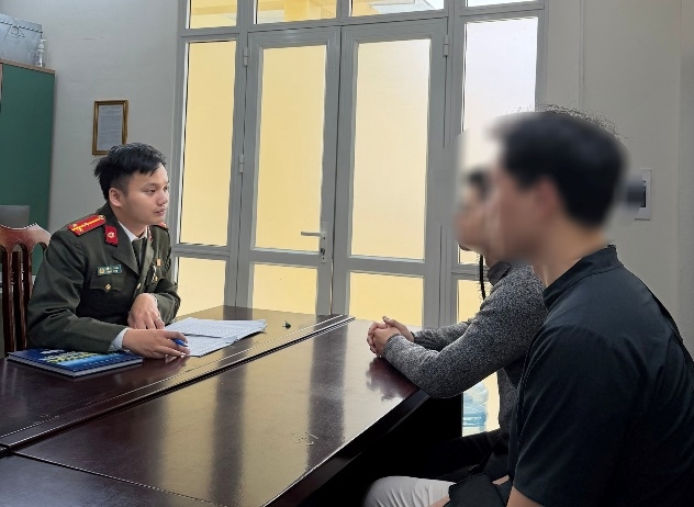 Cơ quan Công an làm việc với 2 trường hợp vi phạm. Ảnh: CQCA