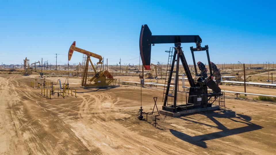 Giá dầu thế giới tiếp tục tăng. Ảnh: Int