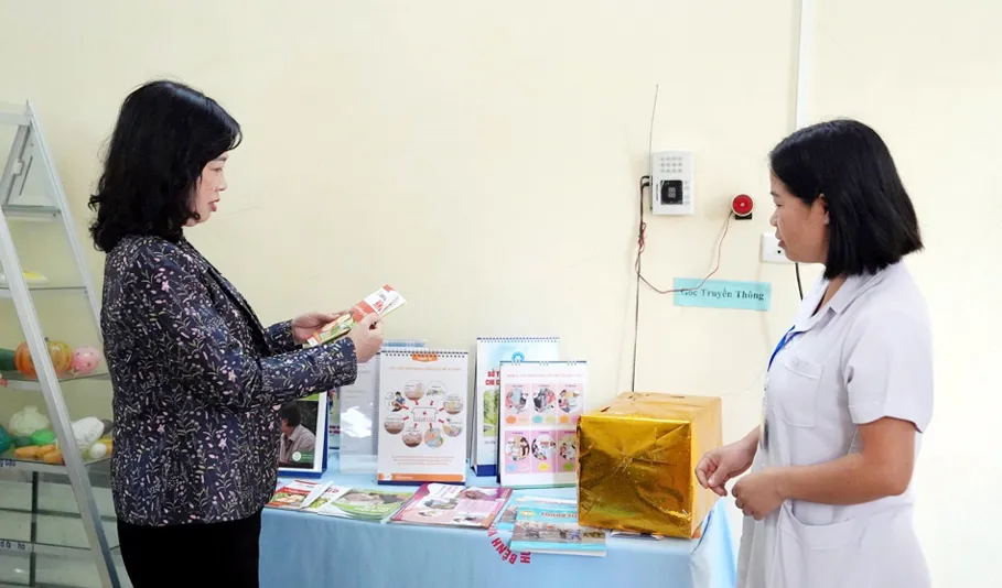 Ủy viên Trung ương Đảng, Bộ trưởng Bộ Y tế Đào Hồng Lan kiểm tra công tác truyền thông giáo dục sức khỏe tại Trạm Y tế xã Sam Mứn - tỉnh Điện Biên.