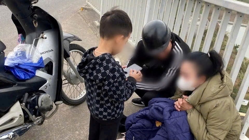 Ngăn chặn người phụ nữ cùng con nhỏ có ý định tiêu cực trên cầu Bính