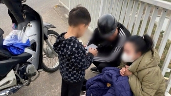 Ngăn chặn người phụ nữ cùng con nhỏ có ý định tiêu cực trên cầu Bính