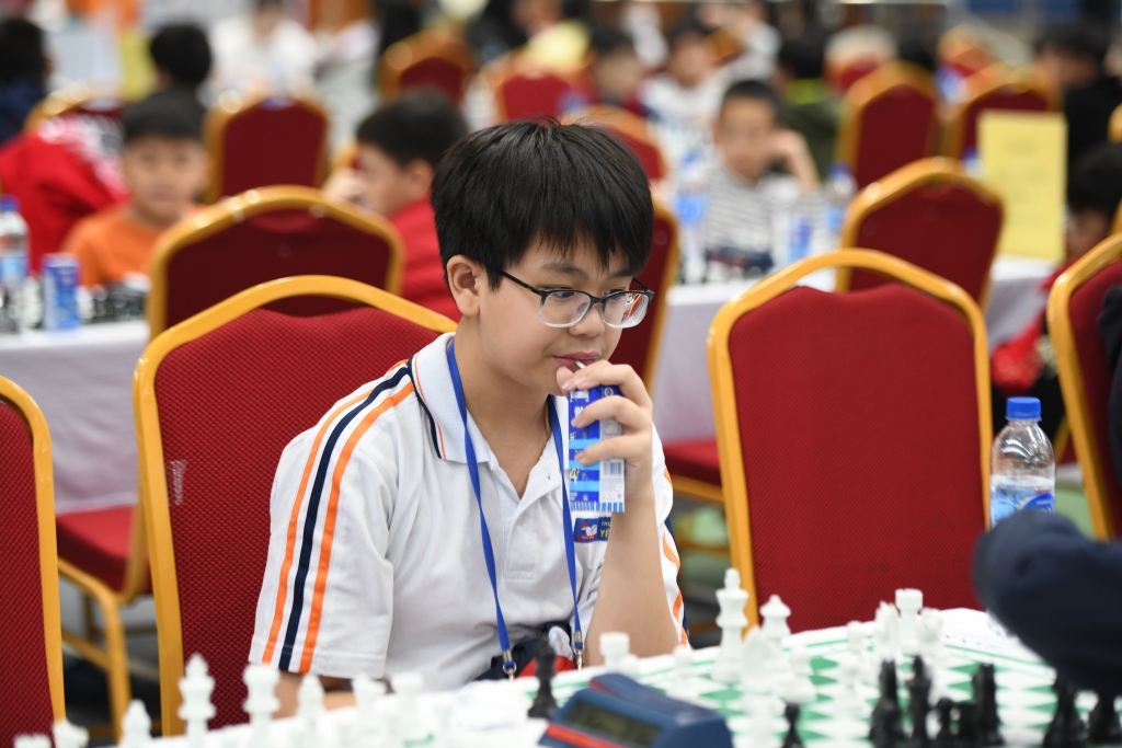 Các kỳ thủ nhí tranh thủ nạp năng lượng giữa giờ thi đấu (Ảnh: TNTP&NĐ).