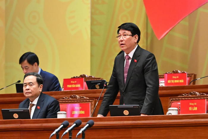 Ủy viên Bộ Chính trị, Chủ tịch nước Lương Cường điều hành phiên thảo luận, sáng 21/1. Ảnh: ĐH