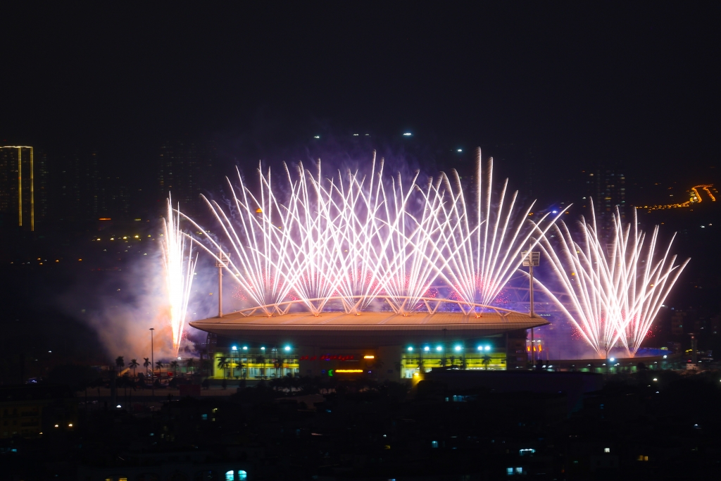 Khoảnh khắc pháo hoa bùng nổ rực rỡ trên bầu trời thủ đô trong tối tổng duyệt 21/1. Ảnh: Sun Group Khoảnh khắc pháo hoa bùng nổ rực rỡ trên bầu trời thủ đô trong tối tổng duyệt 21/1. Ảnh: Sun Group