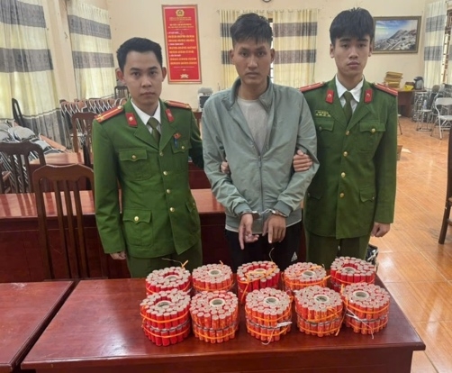 Đối tượng Nguyễn Thiện Quang và tang vật thu giữ. Ảnh: CQCA Đối tượng Nguyễn Thiện Quang và tang vật thu giữ. Ảnh: CQCA