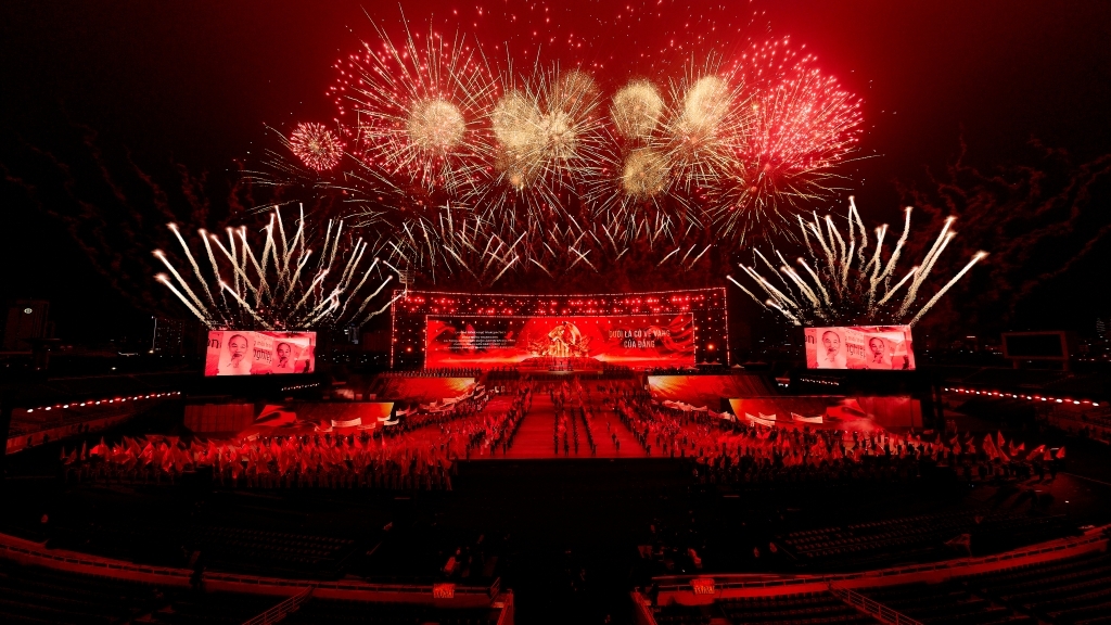 Đại nhạc hội kết hợp pháo hoa hoành tráng chưa từng có mừng thành công Đại hội Đảng lần thứ XIV