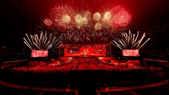 Đại nhạc hội kết hợp pháo hoa hoành tráng chưa từng có mừng thành công Đại hội Đảng lần thứ XIV