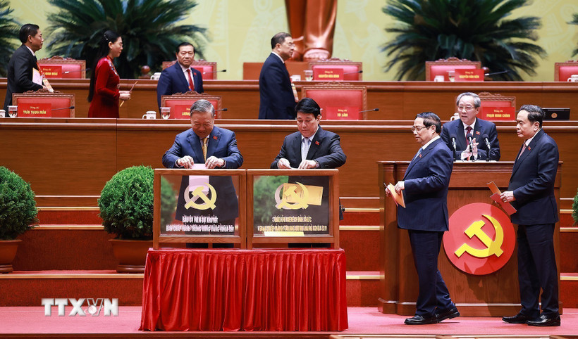 Các đại biểu bỏ phiếu bầu cử Ban Chấp hành Trung ương Đảng khóa XIV. (Ảnh: TTXVN) Các đại biểu bỏ phiếu bầu cử Ban Chấp hành Trung ương Đảng khóa XIV. (Ảnh: TTXVN)