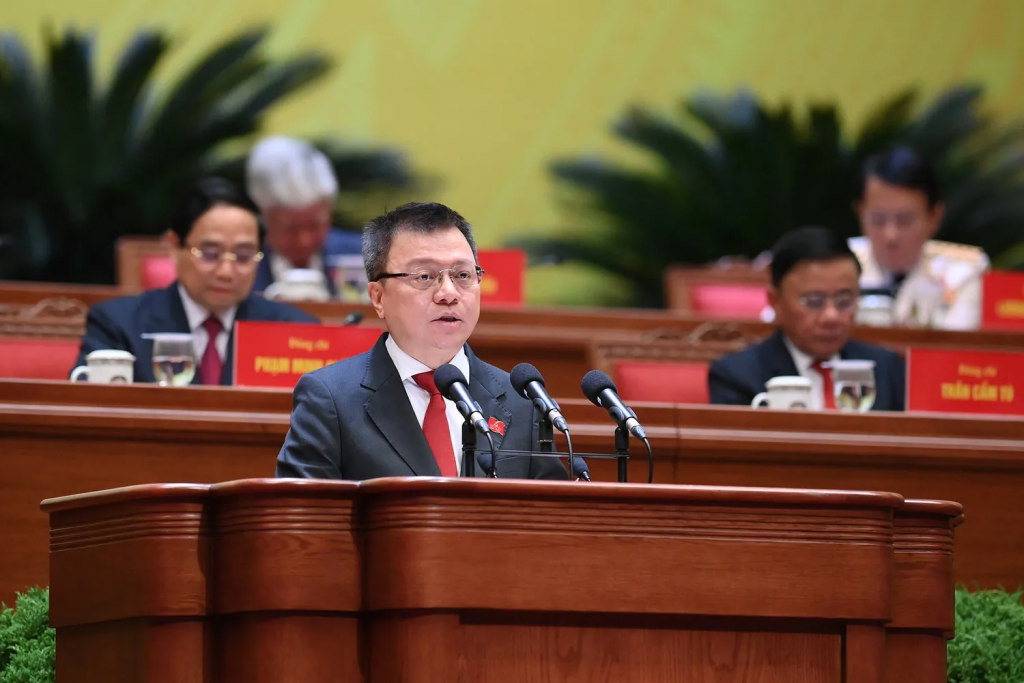 Đồng chí Lê Quốc Minh - Ủy viên Trung ương Đảng, Phó Trưởng ban Tuyên giáo và Dân vận Trung ương, Tổng Biên tập Báo Nhân Dân, Chủ tịch Hội Nhà báo Việt Nam, thay mặt Đoàn Thư ký Đại hội XIV đã báo cáo tổng hợp thư, điện mừng của các chính đảng, tổ chức, bạn bè quốc tế, hội đoàn người Việt Nam ở nước ngoài gửi tới Đại hội XIV của Đảng. Ảnh: ĐH