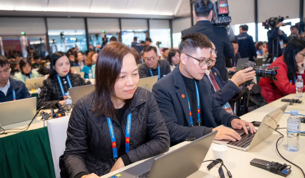 Các phóng viên tham dự cuộc họp báo. 