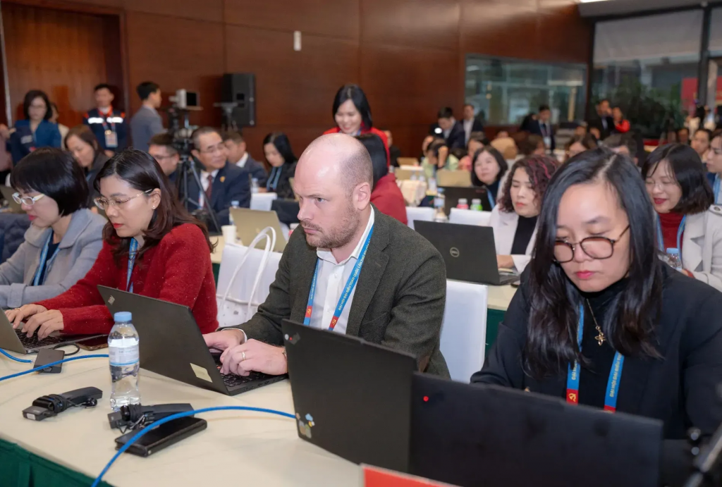 Các phóng viên quốc tế tham dự cuộc họp báo. 