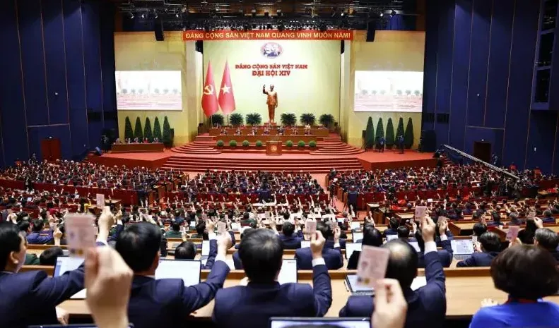 Các đại biểu biểu quyết thông qua Nghị quyết Đại hội. Ảnh: TTXVN