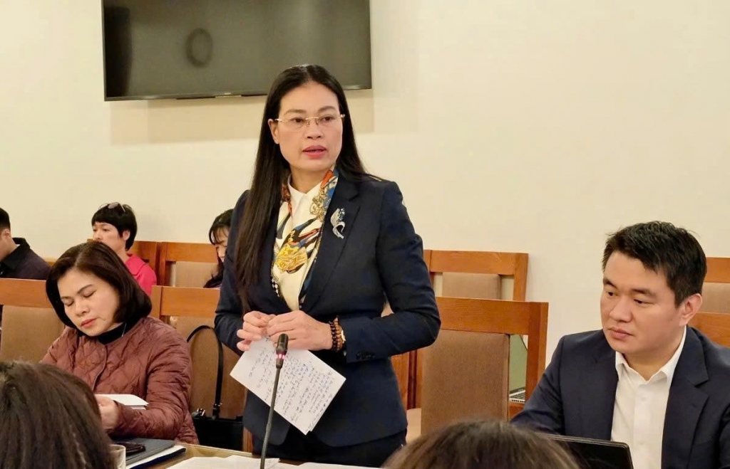 Đồng chí Bạch Liên Hương - Thành uỷ viên, Trưởng ban Văn hóa - Xã hội HĐND thành phố phát biểu tại buổi giám sát