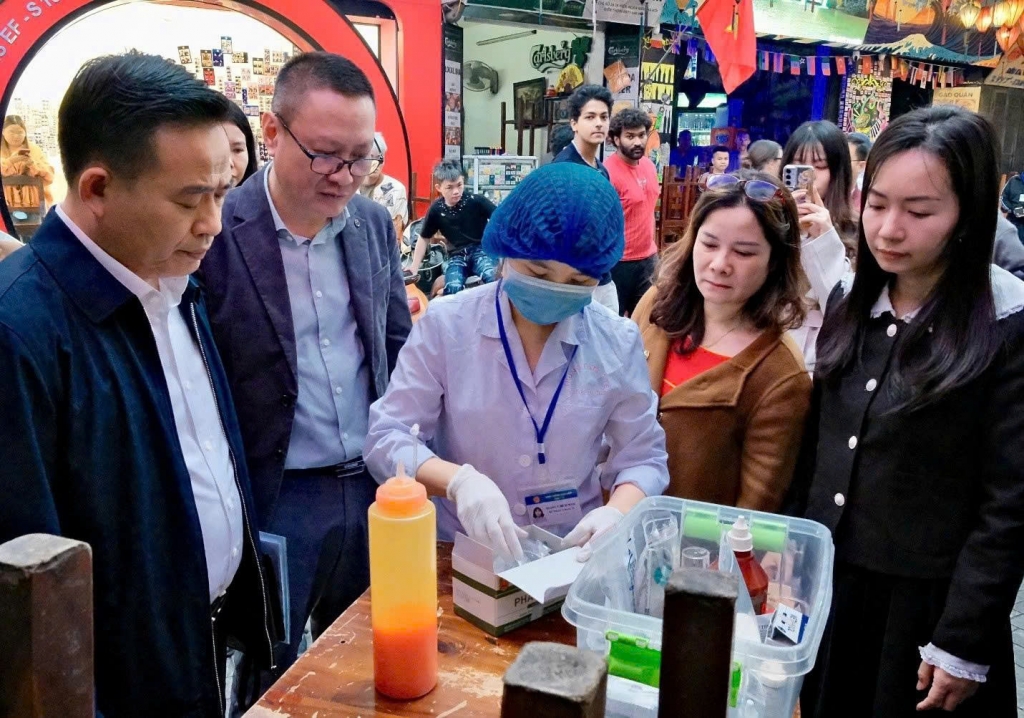 Đoàn giám sát của HĐND Thành phố kiểm tra thực tế công tác đảm bảo an toàn vệ sinh thực phẩm tại phường Hoàn Kiếm