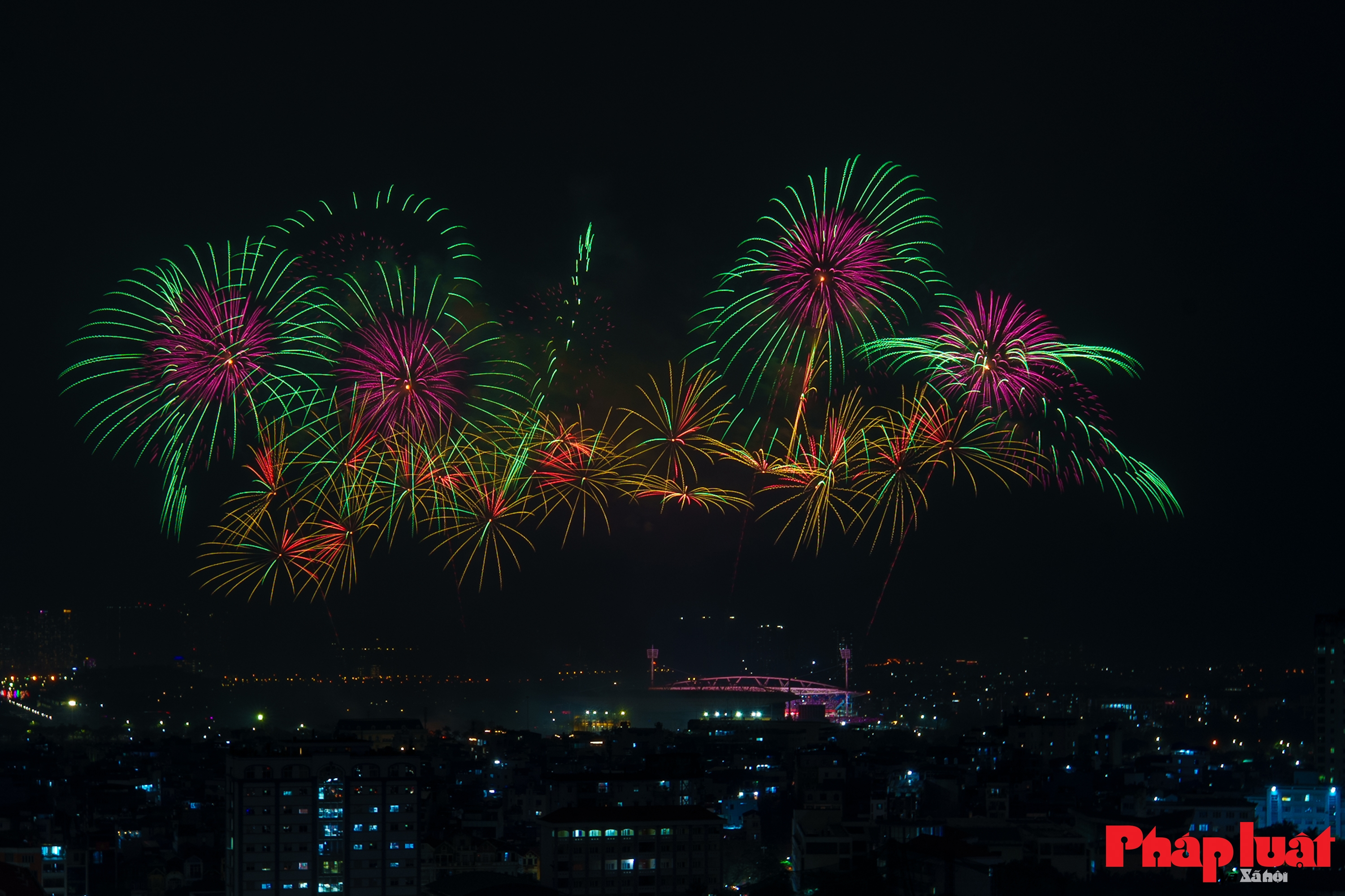 Toàn cảnh đại tiệc pháo hoa chào mừng thành công Đại hội 14 của Đảng