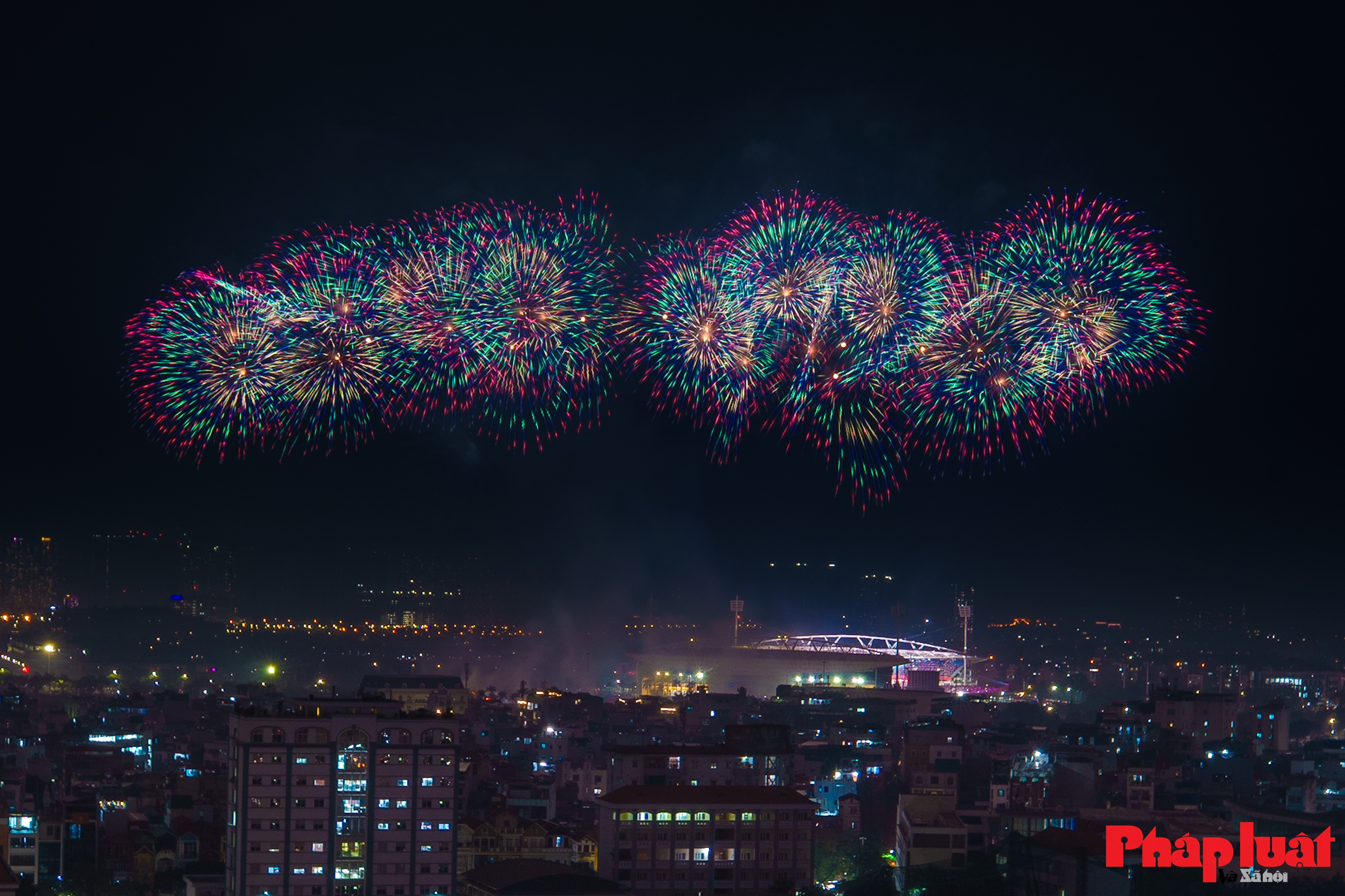 Toàn cảnh đại tiệc pháo hoa chào mừng thành công Đại hội 14 của Đảng