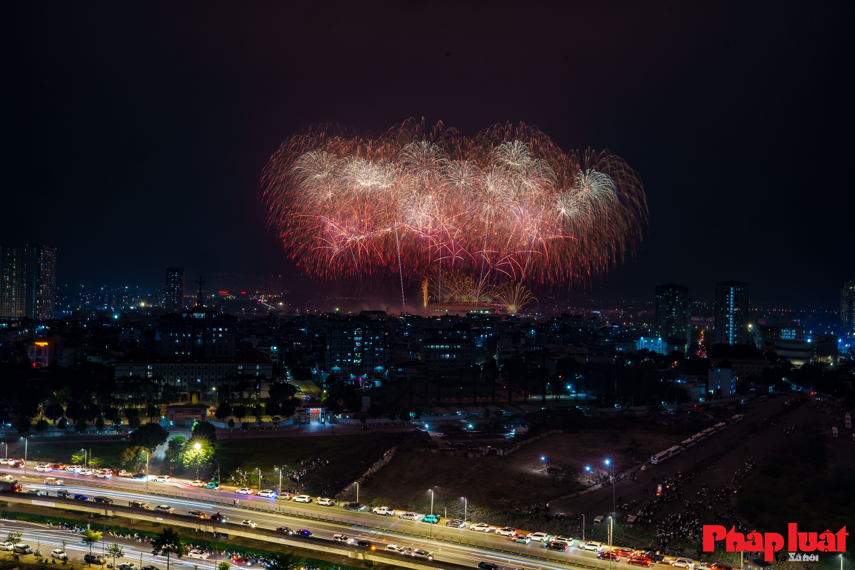 Toàn cảnh đại tiệc pháo hoa chào mừng thành công Đại hội 14 của Đảng