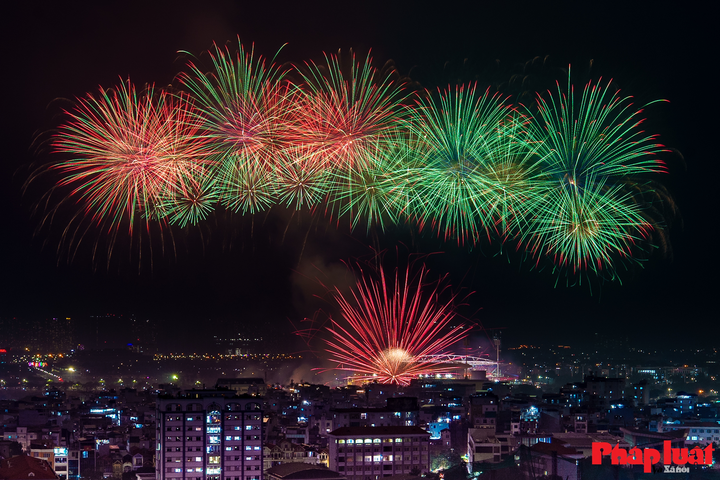 Toàn cảnh đại tiệc pháo hoa chào mừng thành công Đại hội 14 của Đảng