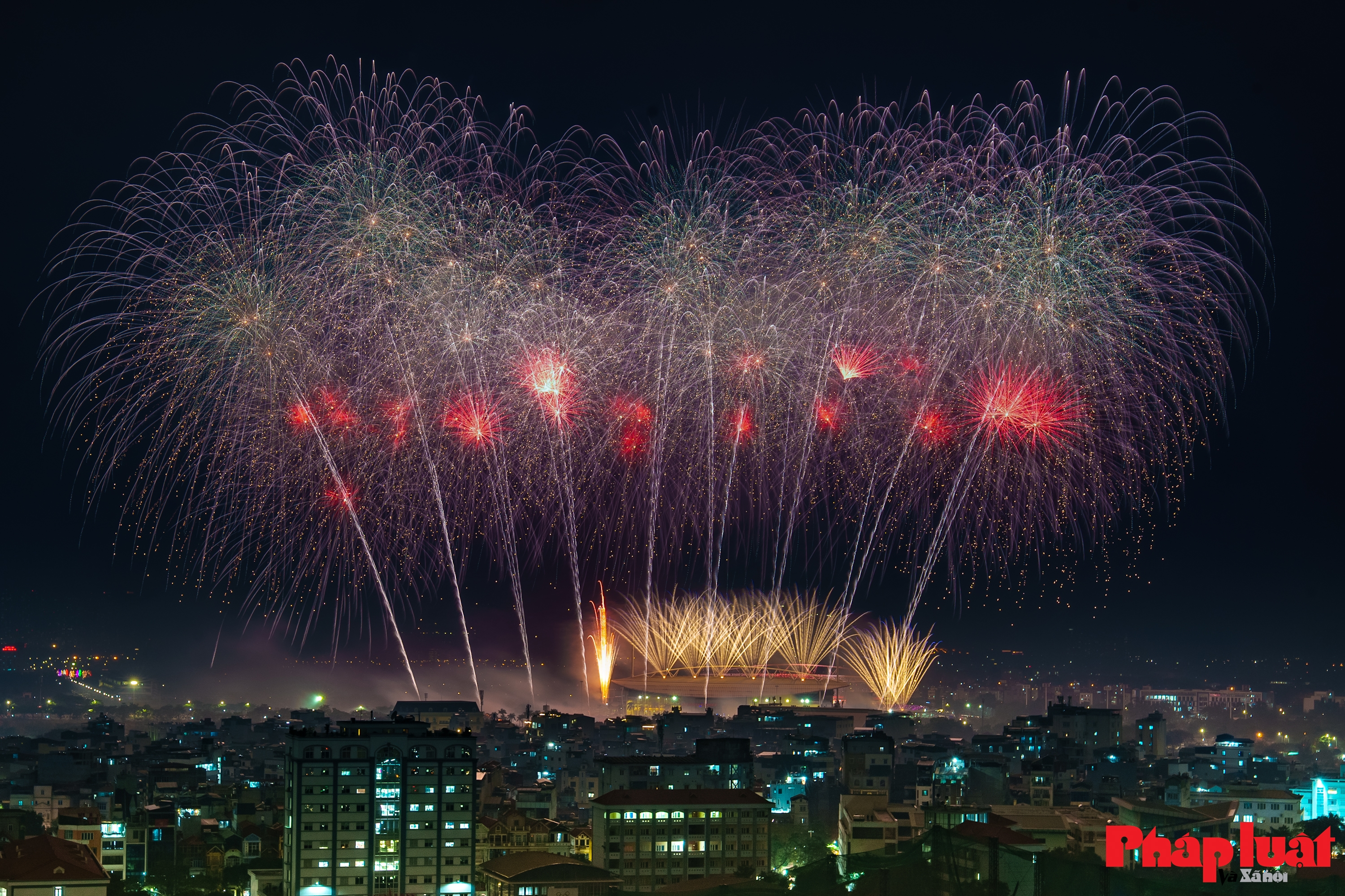 Toàn cảnh đại tiệc pháo hoa chào mừng thành công Đại hội 14 của Đảng