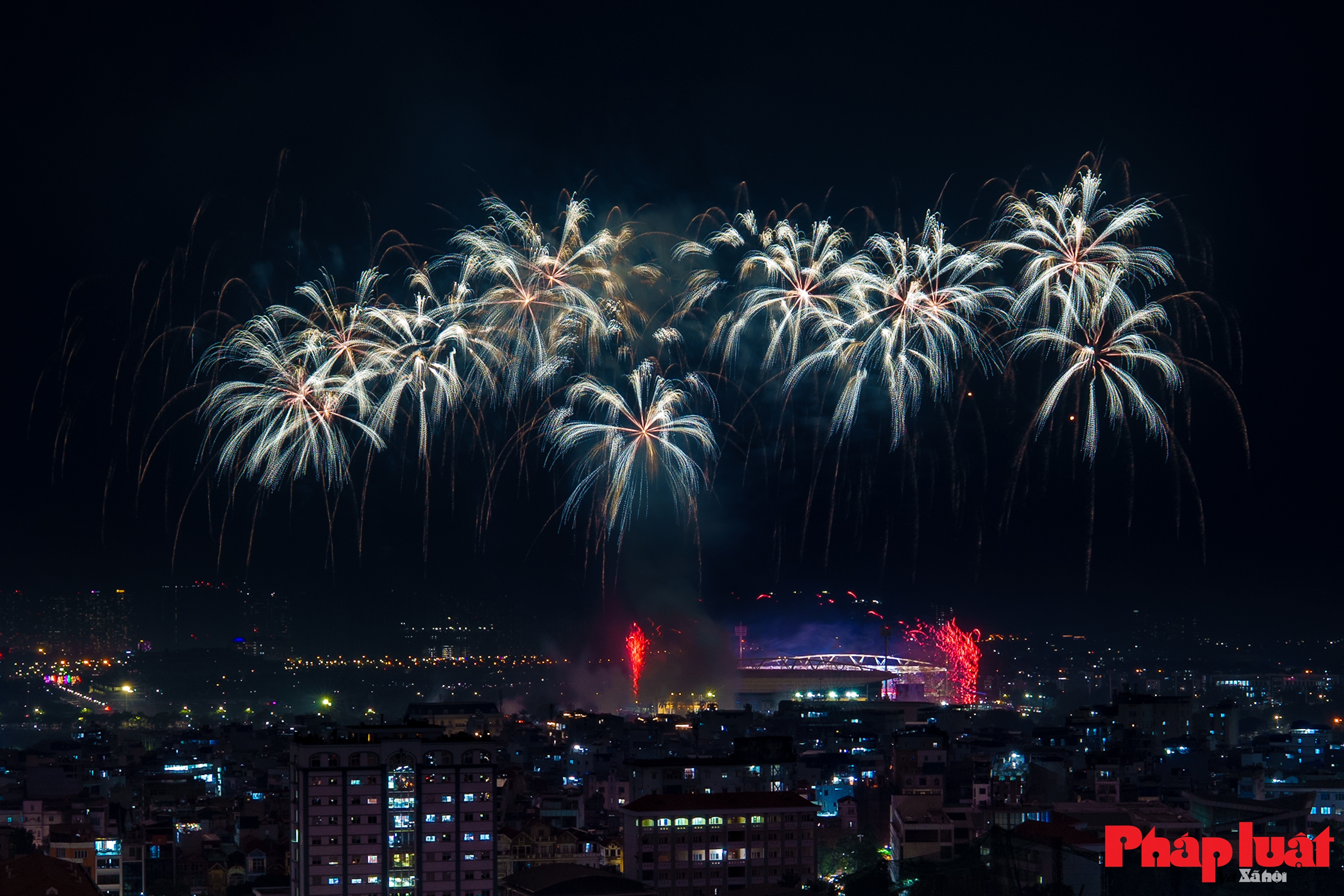 Toàn cảnh đại tiệc pháo hoa chào mừng thành công Đại hội 14 của Đảng