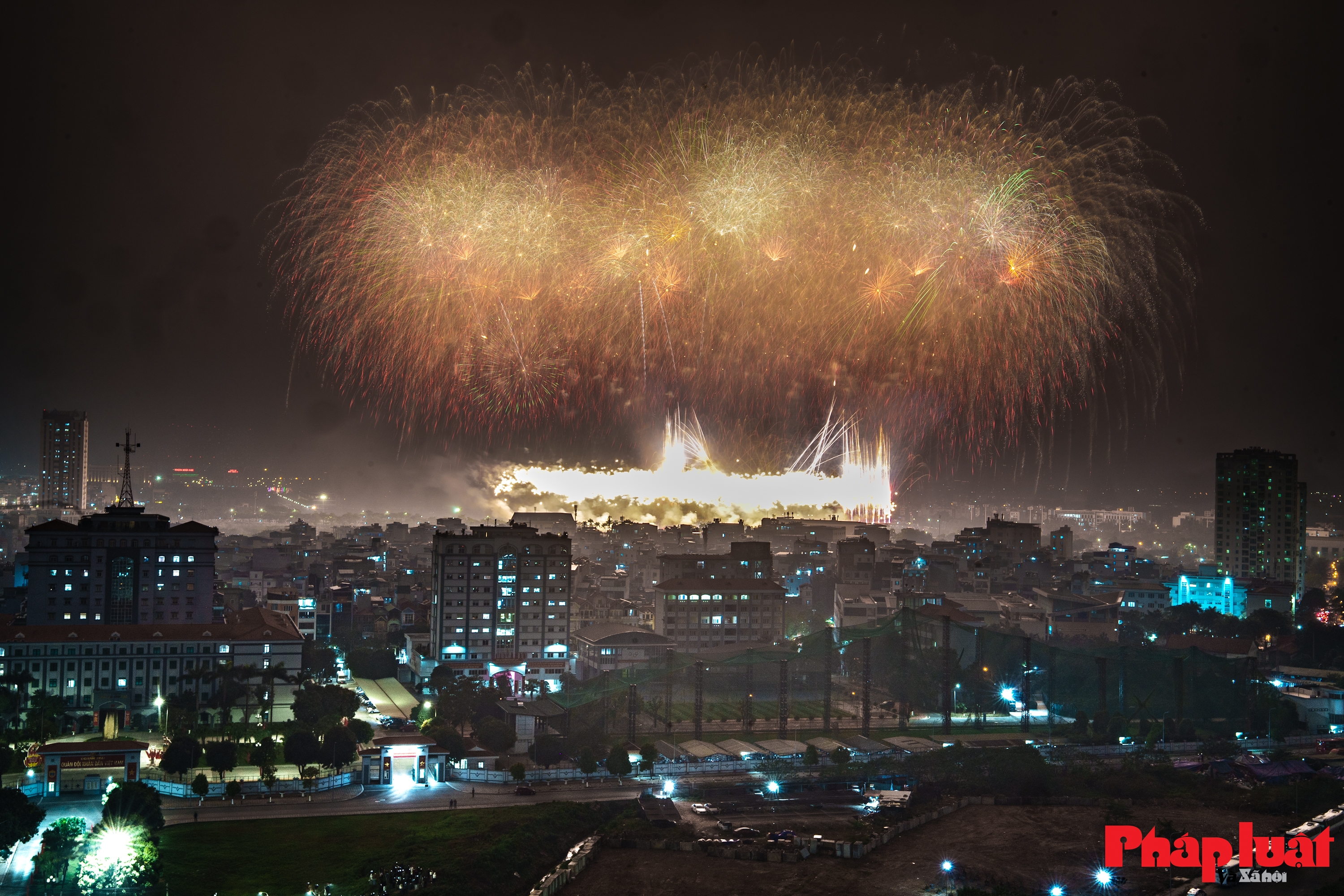Toàn cảnh đại tiệc pháo hoa chào mừng thành công Đại hội 14 của Đảng