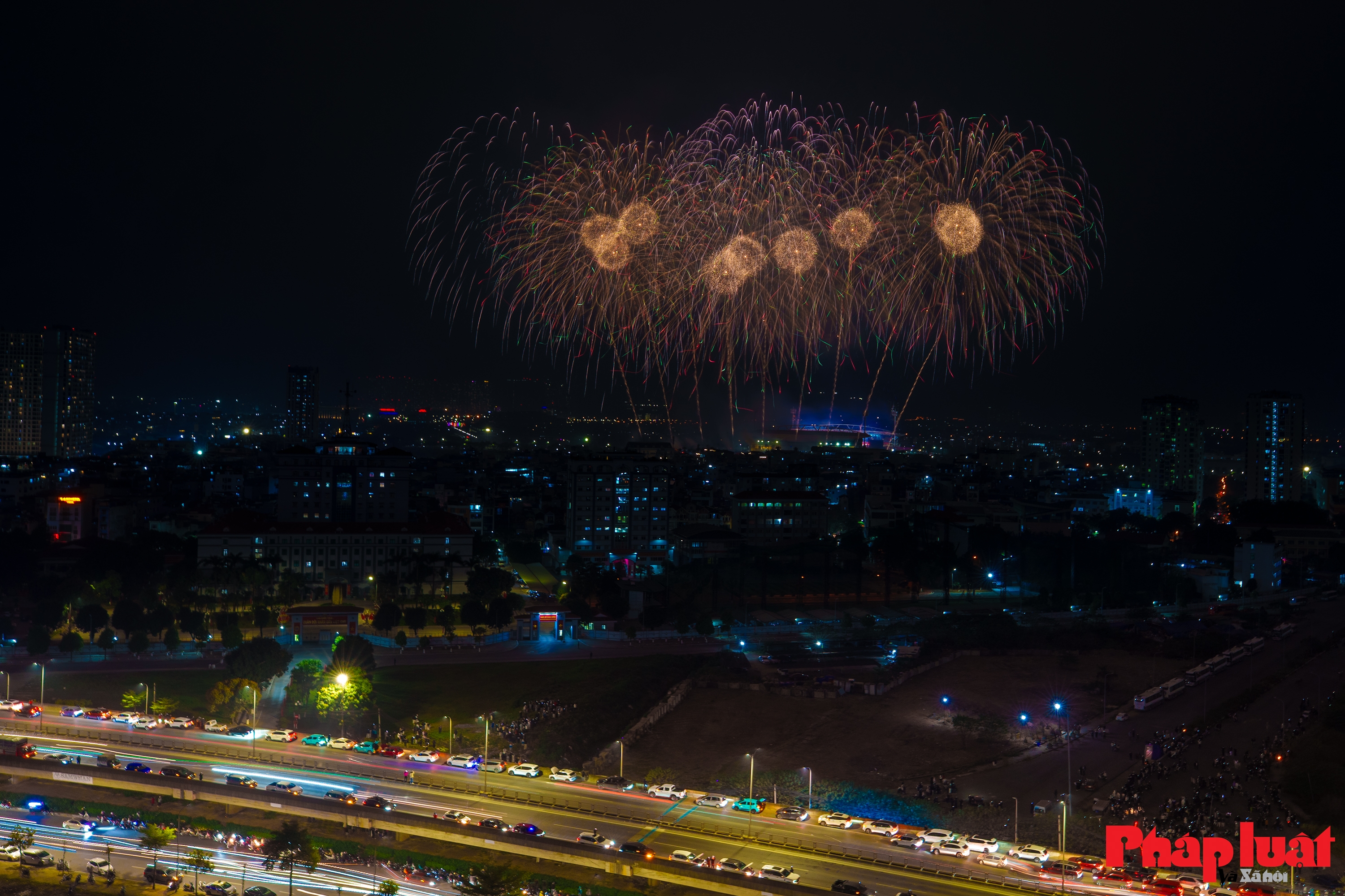 Toàn cảnh đại tiệc pháo hoa chào mừng thành công Đại hội 14 của Đảng