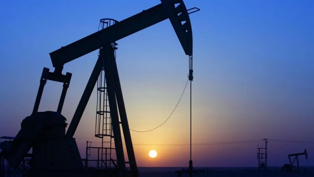 Giá xăng dầu hôm nay 25/1/2026: giá dầu thế giới tăng mạnh