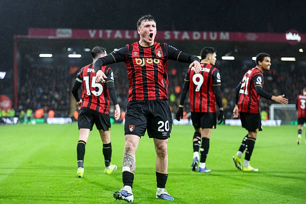 Liverpool gục ngã phút bù giờ, đứt mạch 13 trận bất bại tại Premier League