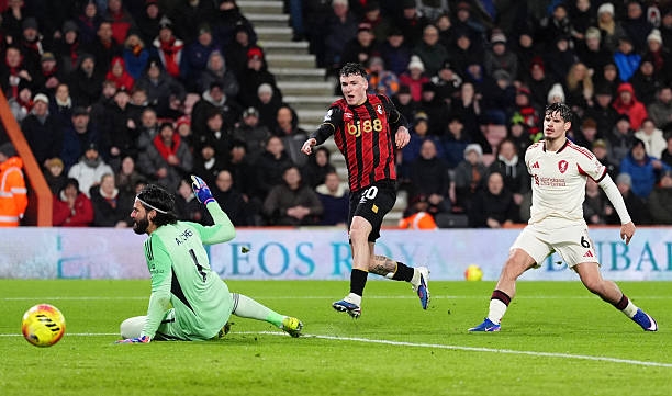 Liverpool gục ngã phút bù giờ, đứt mạch 13 trận bất bại tại Premier League