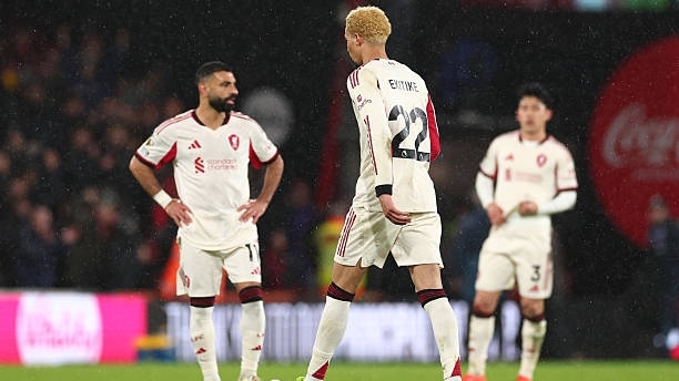 Liverpool gục ngã phút bù giờ, đứt mạch 13 trận bất bại tại Premier League