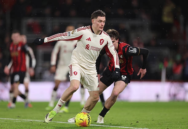 Liverpool gục ngã phút bù giờ, đứt mạch 13 trận bất bại tại Premier League