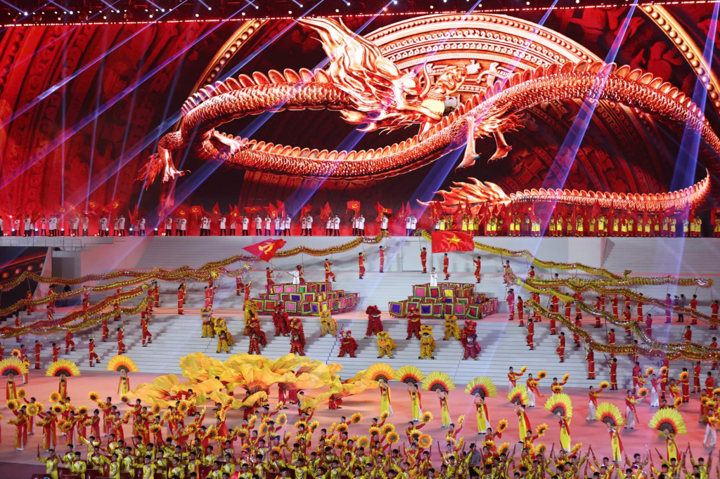 Chương trình “Dưới lá cờ vẻ vang của Đảng” là điểm nhấn đặc biệt, giàu ý nghĩa chính trị - văn hóa - nghệ thuật, thể hiện niềm tin son sắt của toàn Đảng, toàn dân, toàn quân đối với sự lãnh đạo của Đảng Cộng sản Việt Nam, quyết tâm đoàn kết một lòng thực hiện thắng lợi Nghị quyết Đại hội XIV. 