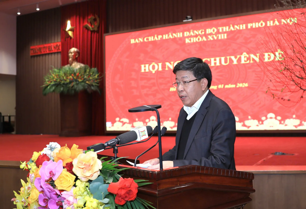 Ủy viên Ban Thường vụ Thành ủy, Phó Chủ tịch Thường trực UBND TP Dương Đức Tuấn trình bày báo cáo tại hội nghị.