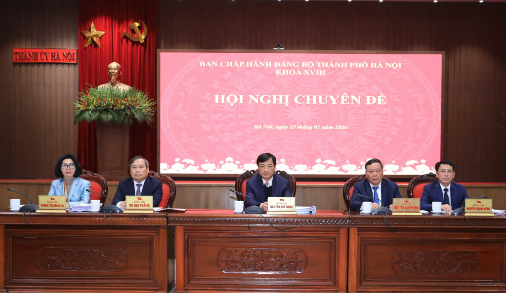 Ủy viên Bộ Chính trị, Bí thư Thành ủy Nguyễn Duy Ngọc cùng các đồng chí lãnh đạo TP chủ trì hội nghị.