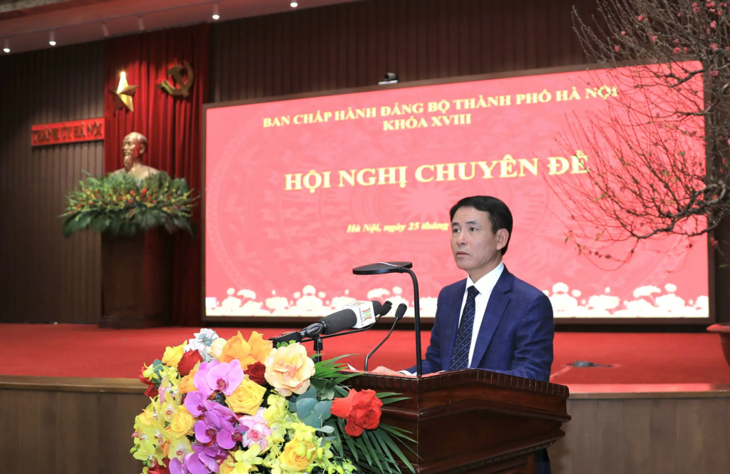 Ủy viên T.Ư Đảng, Phó Bí thư Thành uỷ Nguyễn Trọng Đông thông qua chương trình hội nghị.