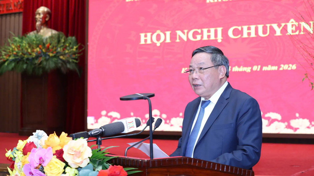 Phó Bí thư Thường trực Thành ủy Nguyễn Văn Phong thông qua nghị quyết tại hội nghị.